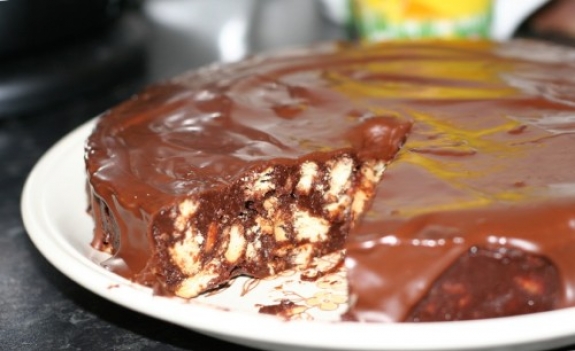 Csokoládés keksztorta sütés nélkül recept